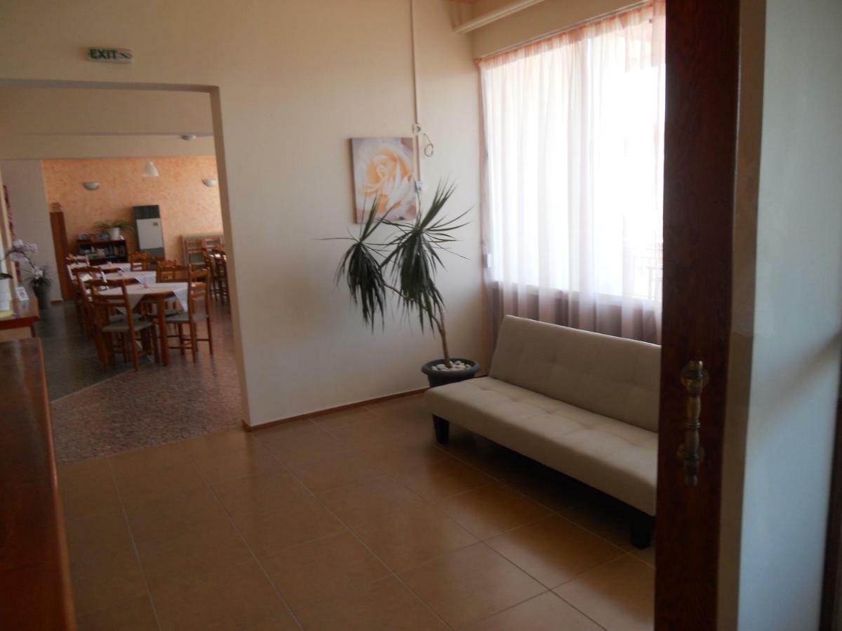 Mavrovoúnion Hotel Milton מראה חיצוני תמונה