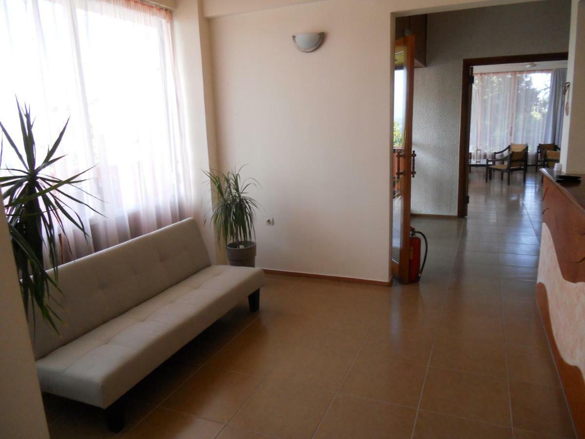 Mavrovoúnion Hotel Milton מראה חיצוני תמונה
